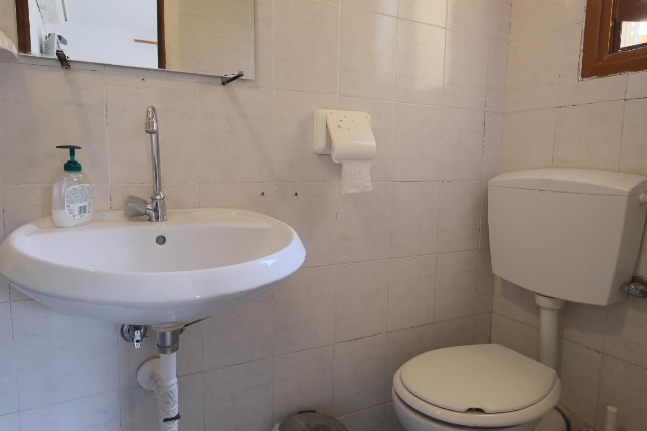 Mehilli Hotel Dhërmi Екстериор снимка