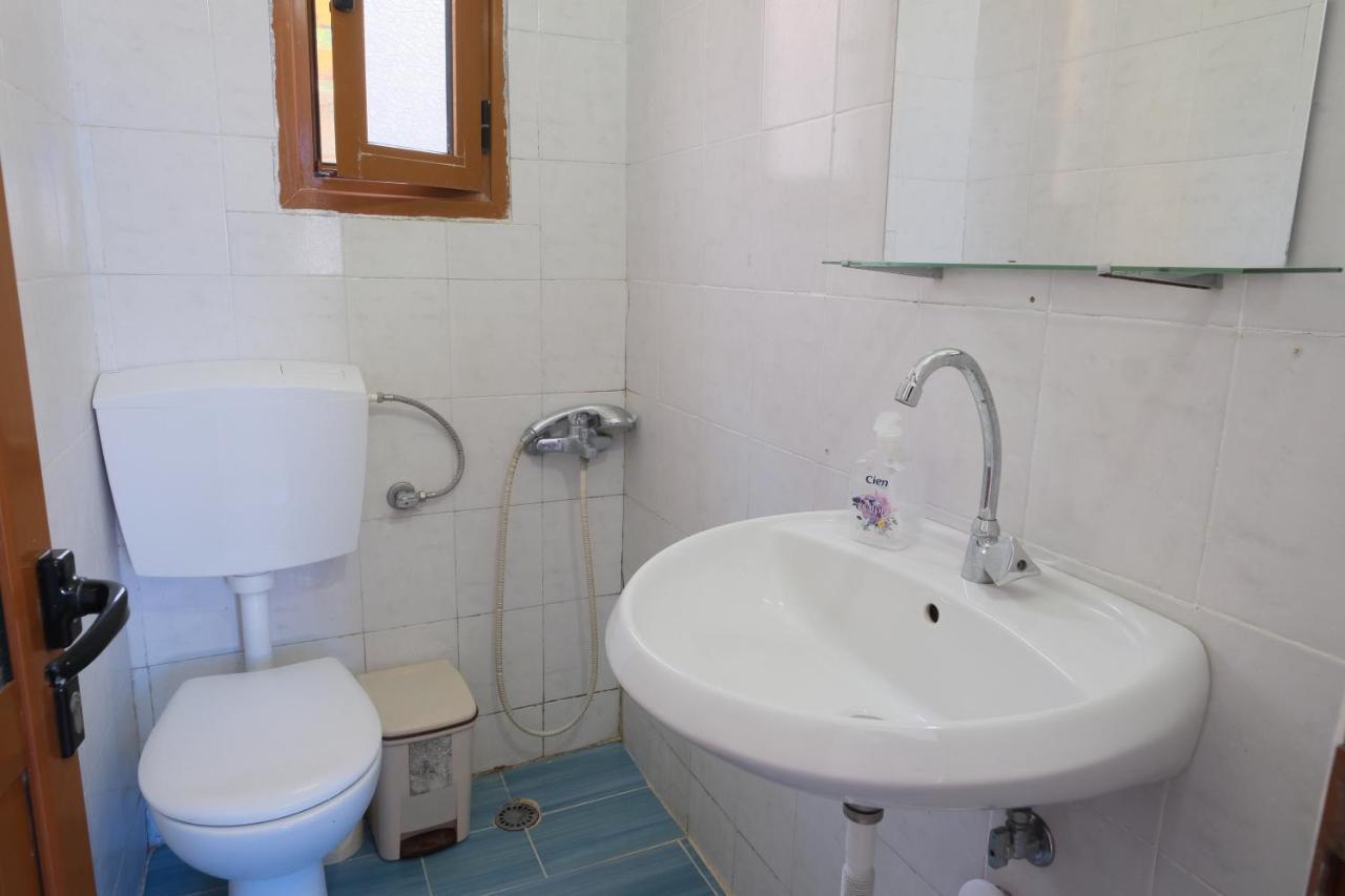 Mehilli Hotel Dhërmi Екстериор снимка