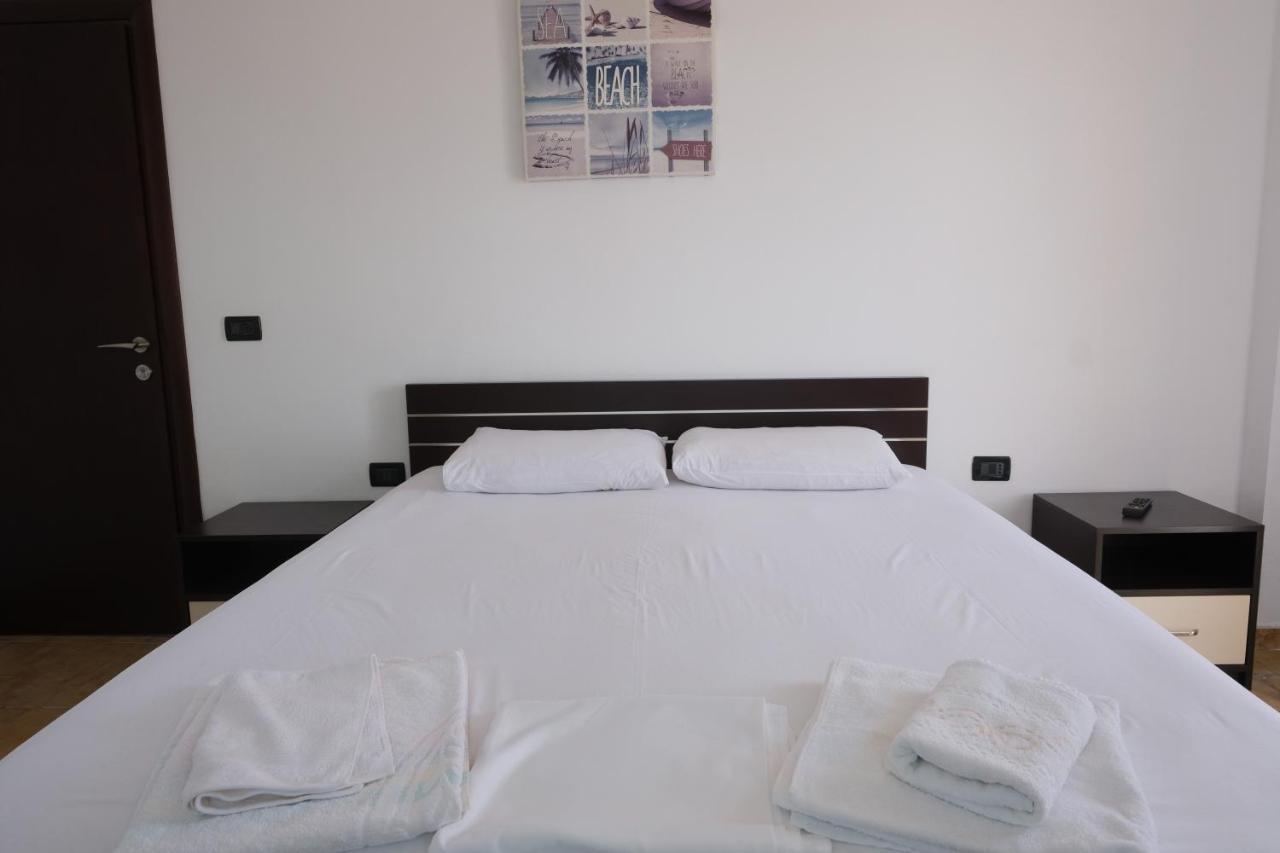 Mehilli Hotel Dhërmi Екстериор снимка