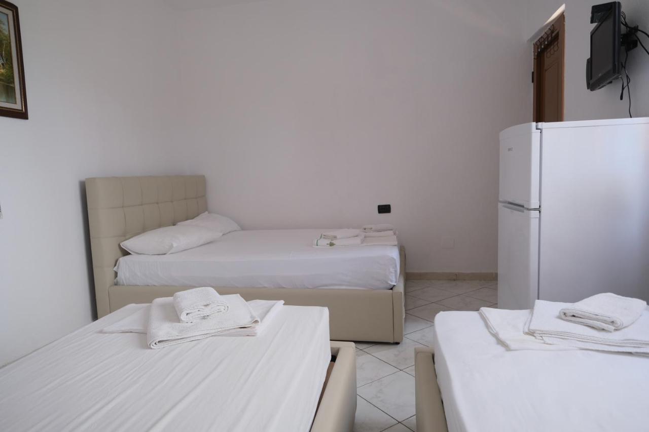 Mehilli Hotel Dhërmi Екстериор снимка
