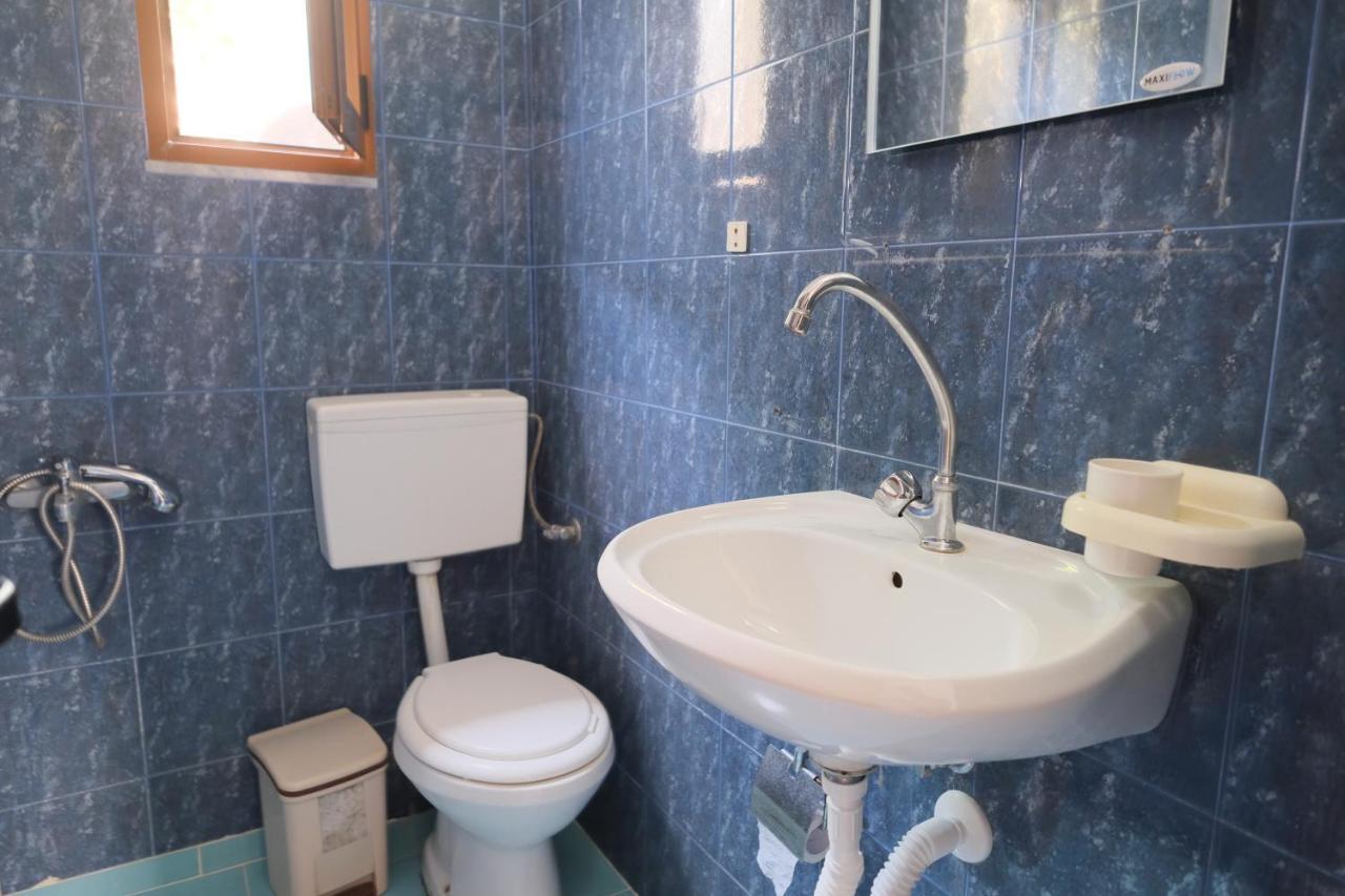 Mehilli Hotel Dhërmi Екстериор снимка