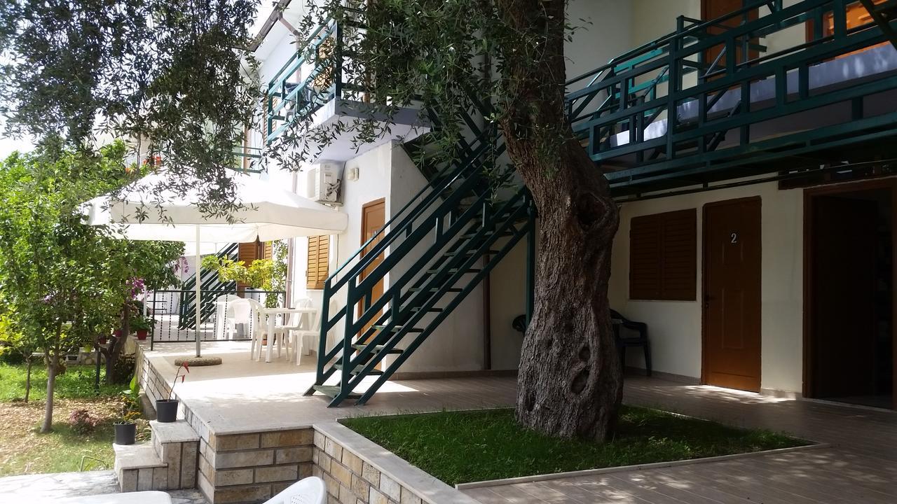 Mehilli Hotel Dhërmi Екстериор снимка