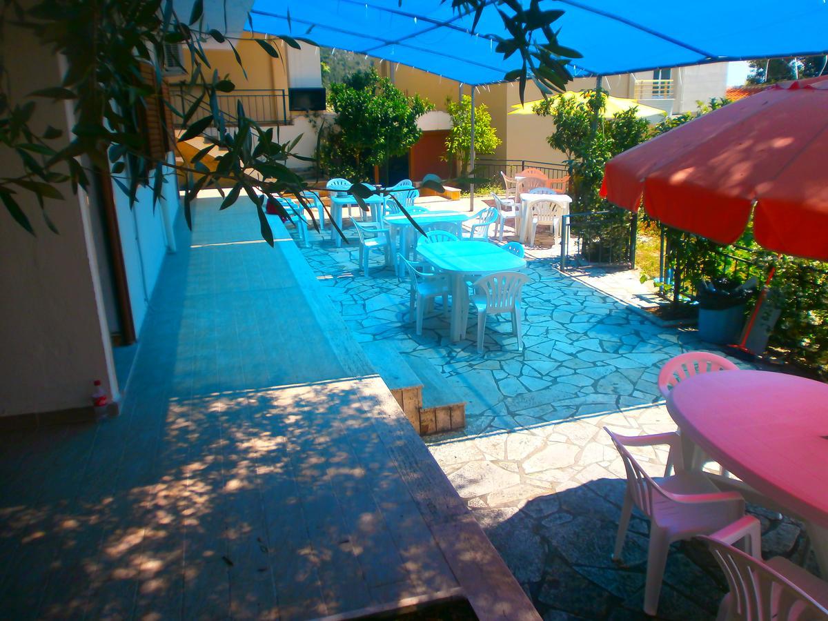 Mehilli Hotel Dhërmi Екстериор снимка